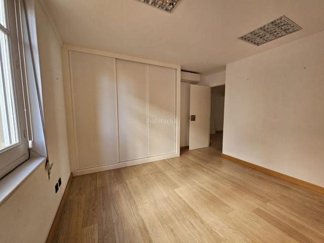 Piso en venta en Logroño, Gran Via. Exclusiva ocasión a simplemente unos metros del espolón, en las peatonales. Es una vivienda de 135 m2 útiles, vivienda a actualiza. Pisos.