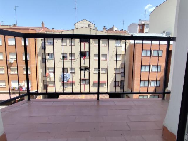 Piso en venta en Logroño, Juzgados. Piso en venta muy luminoso con balcón en calle Vélez de Guevara de Logroño. Pisos.