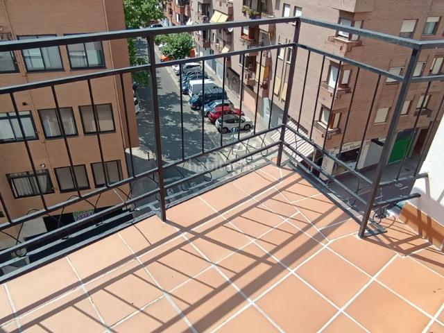 Piso en venta en Logroño, Residencia. Apartamento para reformar al lado de 1º de Mayo. Pisos.