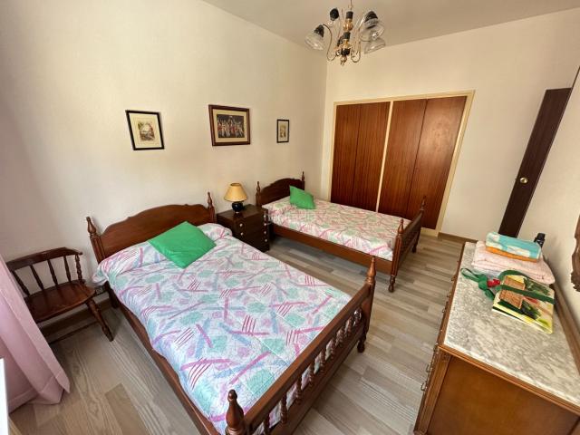 Piso en venta en Logroño, Residencia. ¡Oportunidad en el centro! Se vende piso en la calle Duquesa de la Victoria, a tan solo dos minutos del Espolón. La vivienda cuent. Pisos.