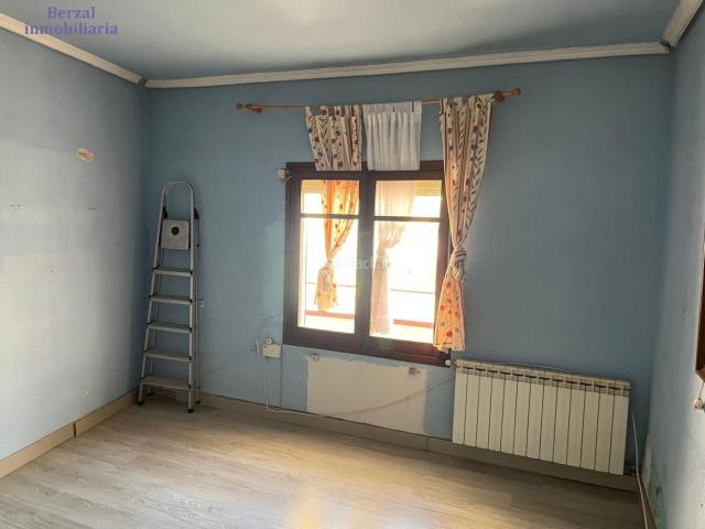 Piso en venta en Logroño, Residencia. Piso de tres dormitorios, baño con ventana, cocina y salón. Interior a patio manzana grande. Pisos.