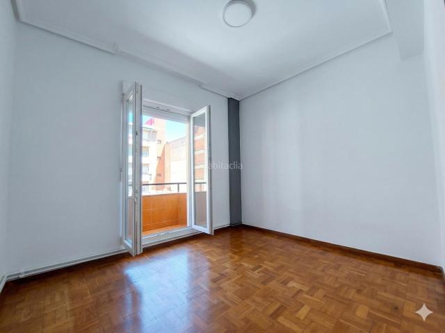 Piso en venta en Logroño, Residencia. Piso exterior con balcón. Ascensor. Calefacción individual. Avenida de la paz Logroño. Pisos.