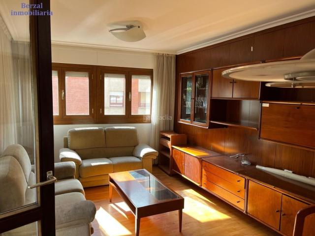 Piso en venta en Logroño, San Adrián. Piso de tres dormitorios, dos baños. Terraza pequeña. En magnífica ubicación y trastero. Pisos.