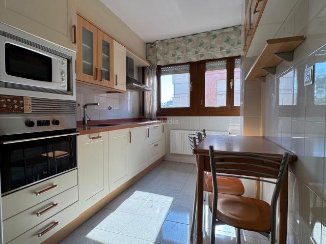 Piso en venta en Logroño, San Adrián. Piso de tres dormitorios y dos baños en República Argentina en Logroño. Pisos.
