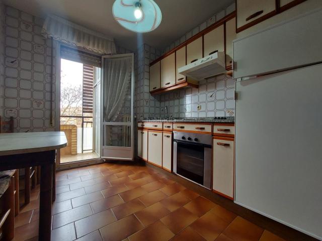 Piso en venta en Logroño, San Millán Ayuntamiento. Espaciosa Vivienda en Venta Zona San Milán Exterior en esquina para actualizar, de 4 Dormitorios en Logroño. Pisos.