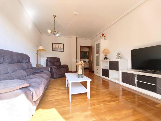 Piso en venta en Logroño, San Millán Ayuntamiento. Piso de 3 habitaciones con terraza, garaje y trastero. Pisos.