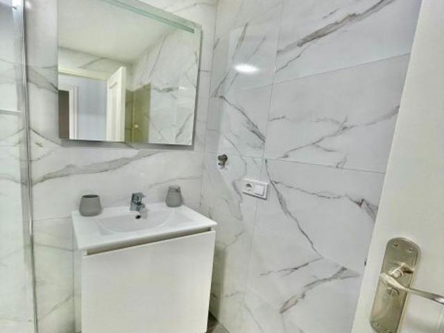 Piso en venta en Los Pacos, Fuengirola | 2 dormitorios, terraza, piscina y vistas al mar
