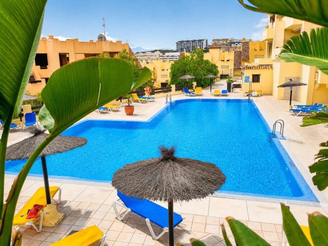 Amplio apartamento de 2 dormitorios con gran terraza, garaje y trastero en exclusiva urbanización con seguridad 24 horas