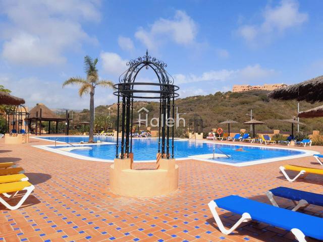 Piso en venta en Puerto de la Duquesa Manilva con gran terraza, piscina, garaje, trastero y seguridad 24 horas