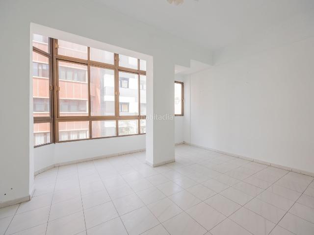 Piso en venta en Palmas de Gran Canaria Las, Ciudad Jardín. Piso a reformar en el centro de Las Palmas de G.C. con 2 dormitorios y gran potencial. Pisos Palmas de Gran Canaria.
