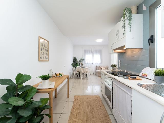 Piso en venta en Palmas de Gran Canaria Las, Santa Catalina Canteras. Piso de 2 habitaciones con garaje y trastero al lado de Las Canteras. Pisos Palmas de Gran Canaria.