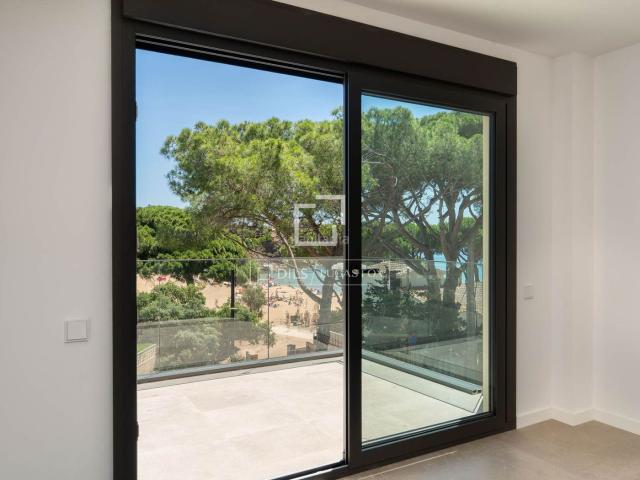 Piso en venta en Palamós, La Fosca Cala Margarida Costa Brava. Piso Obra nueva de 2 dormitorios con 7m terraza en venta en Palamós, Costa Brava. Pisos.