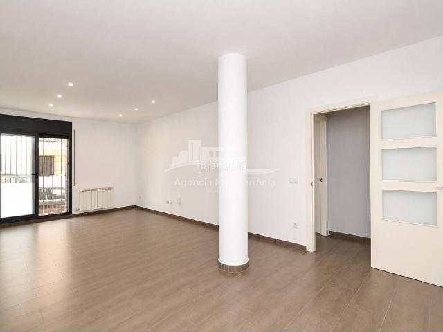 Piso en venta en Palamós, Platja Gran Costa Brava. Fantástica planta baja en segunda línea de mar con patio privado de 34 m. Pisos.