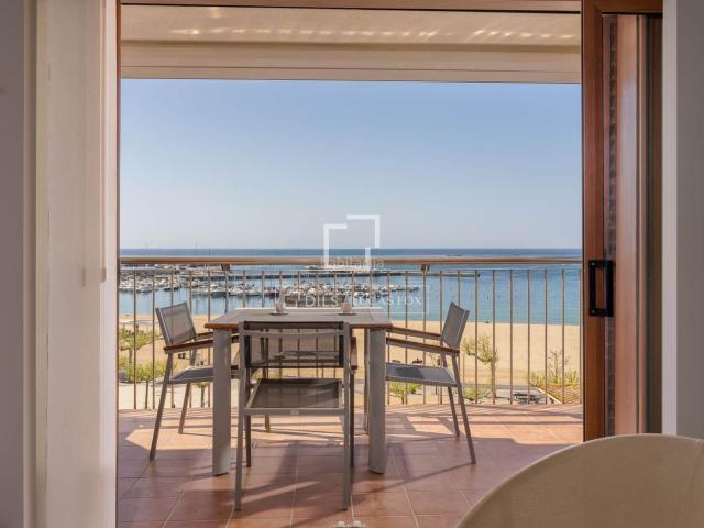 Piso en venta en Palamós, Platja Gran Costa Brava. Piso con impresionantes vistas en venta en primera línea de mar, en Palamós, Costa Brava. Pisos.