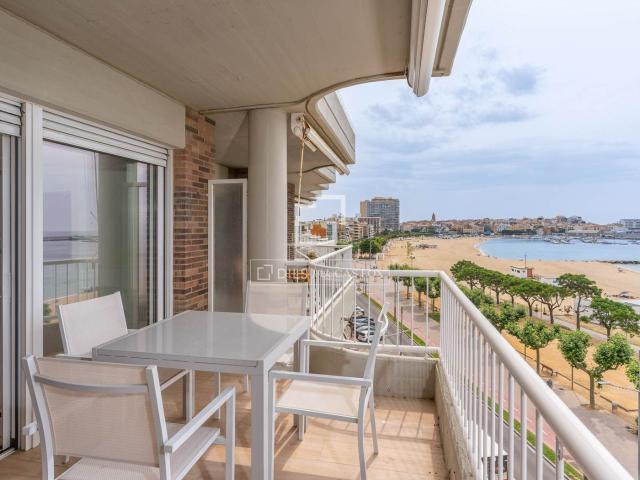 Piso en venta en Palamós, Platja Gran Costa Brava. Piso en Primera línea de Mar con Terraza, Vistas Panorámicas, 4 Dormitorios y Parking en el centro de Palamós. Pisos.