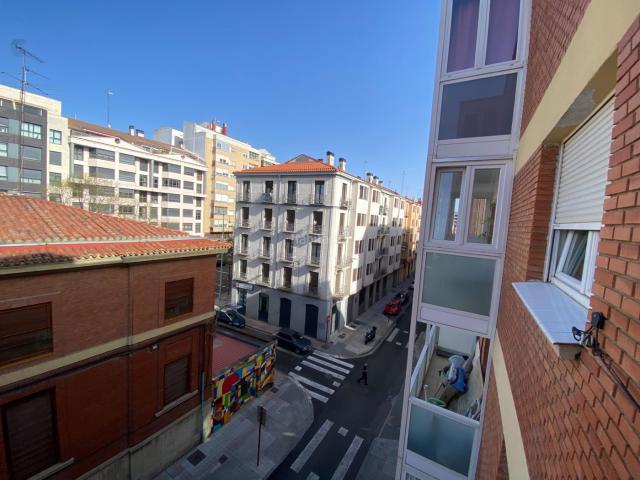 Piso en venta en Palencia, Centro. UNIPAL VENDE piso PARA ENTRAR A VIVIR, de tres dormitorios, en pleno centro de Palencia, con la instalación del ascensor aprobada. Pisos.