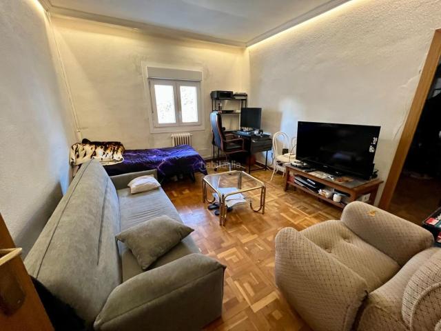 Piso en venta en Pamplona Iruña, Chantrea. Piso en venta con cocina y baño reformados en la Chantrea. Pisos Pamplona.