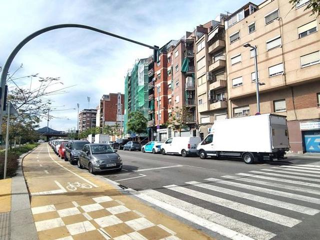 Piso en venta en paseo De la Salzereda, Santa Coloma de Gramanet, de 59 m² 3 habitaciones por 239.000