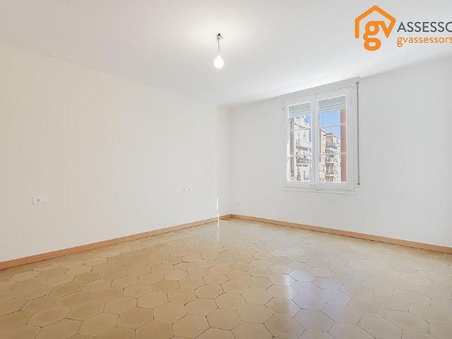 Piso en venta en paseo De L'exposició, Barcelona, de 122 m² 5 habitaciones por 429.000
