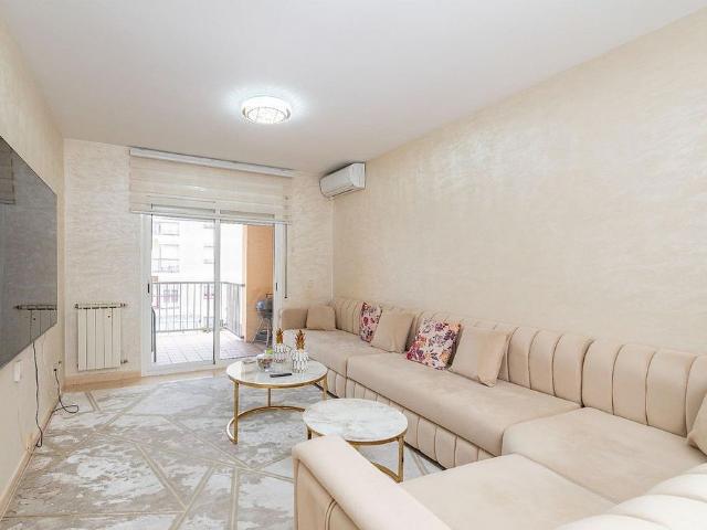 Piso en venta en paseo Dels Països Catalans, Salt, de 15 m² 4 habitaciones por 215.000