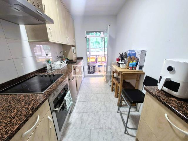 Piso en venta en Parla, Centro. Oportunidad única con gran potencial en urbanización privada!. Pisos.