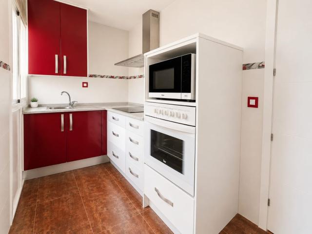 Piso en venta en Parla, Reyes. CASALIA presenta: Vivienda reformada con terraza, lista para entrar a vivir Zona Reyes. Pisos.