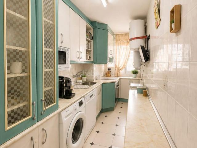 Piso en venta en Parla, Villayuventus Renfe. CASALIA presenta: Amplia vivienda con gran terraza y un excelente potencial Zona Villayuventus. Pisos.
