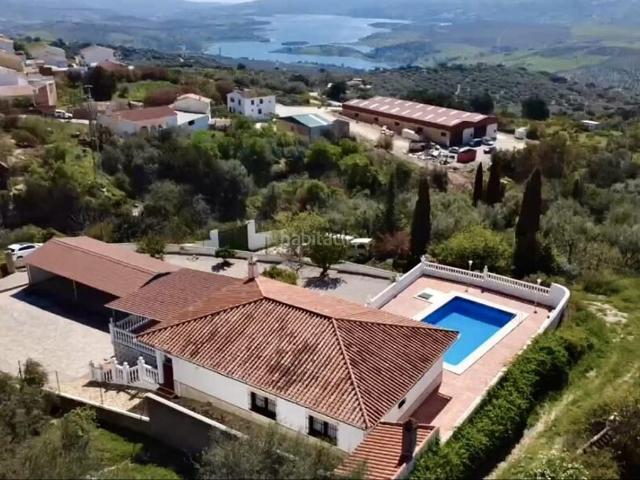 Piso en venta en Periana. Exclusiva villa con piscina y vistas panorámicas al lago Viñuela en entorno privilegiado. Pisos.