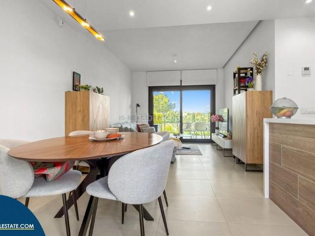 Piso en venta en Pilar de la Horadada, El Pinar de Campoverde. Apartamento con piscina comunitaria, en la provincia de Alicante, en Orihuela Costa. 2 habitaciones 75 m² A 7 kilómetros del m. Pisos.