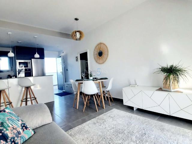 Piso en venta en Pilar de la Horadada, Pilar de la Horadada Ciudad. Apartamento moderno y luminoso de 2 dormitorios y 2 baños en Pilar de la Horadada, con piscina comunitaria, plaza de aparcamiento.