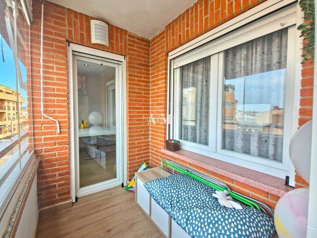 Piso en venta en Pilar de la Horadada, Pilar de la Horadada Ciudad. EN VENTAEl piso en el corazón de Pilar de la Horadada, ubicado a escasos pasos de la Calle Mayor y con vistas despejadas a la igle.