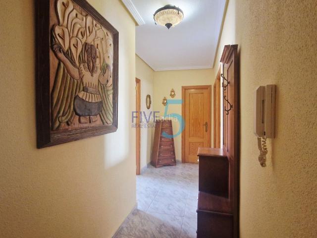 Piso en venta en Pilar de la Horadada, Pilar de la Horadada Ciudad. Fantástico apartamento de 3 dormitorios, 2 baños, en la primera planta con aparcamiento privado y solárium común en la popular Pil.