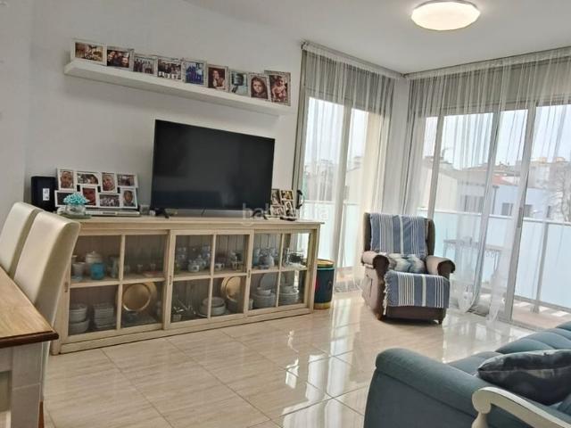 Piso en venta en Pineda de Mar, Centre. MUY LUMINOSO, CON TERRAZA, PISCINA COMUNITARIA Y PARKING. Pisos Pineda de.