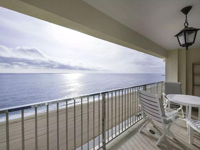 Piso en venta en Platja d´Aro, Centre Platja Costa Brava. Apartamento en primera línea de mar con gran terraza y licencia turística. Pisos Platja.