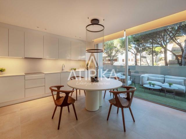 Piso en venta en Platja d´Aro, Centre Platja Costa Brava. Planta baja de obra nueva con jardín privado en venta a primera línea de mar. Pisos Platja.