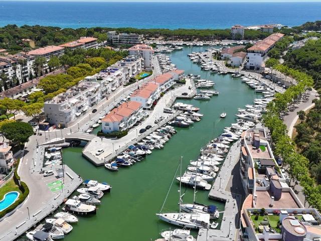 Piso en venta en Platja d´Aro, Port d´Aro Costa Brava. Exclusivo apartamento con impresionantes vistas al puerto de Platja dAro. Pisos Platja.