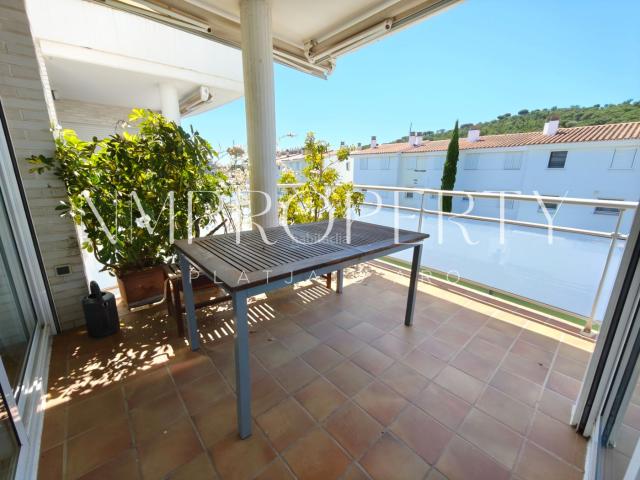 Piso en venta en Platja d´Aro, Port d´Aro Costa Brava. Exclusivo apartamento frente al canal del puerto de Platja dAro. Pisos Platja.