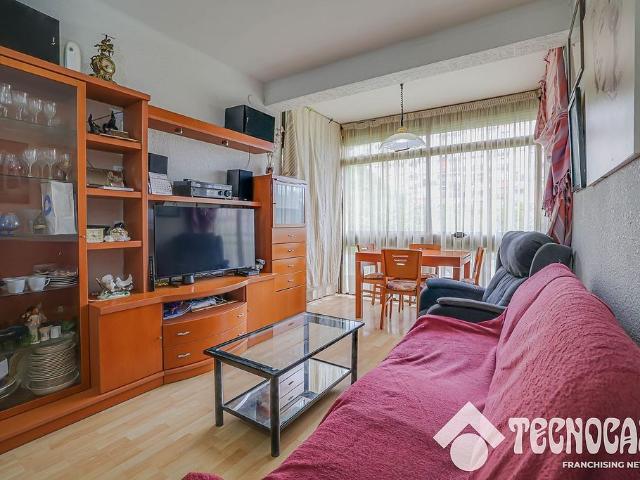 Piso en venta en plaza De Mossèn Clapés, Barcelona, de 59 m² 3 habitaciones por 315.000
