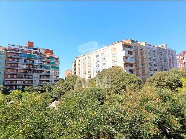 Piso en venta en plaza De Mossèn Clapés, Barcelona, de 74 m² 4 habitaciones por 369.000