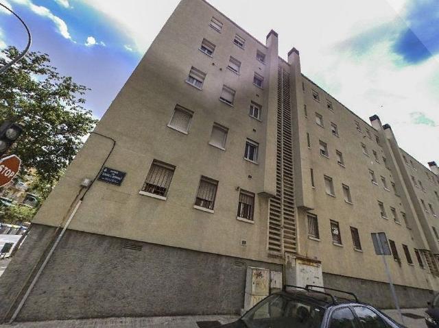 Piso en venta en plaza De la Font Llicona, Terrassa, de 74 m² 3 habitaciones por 82.000