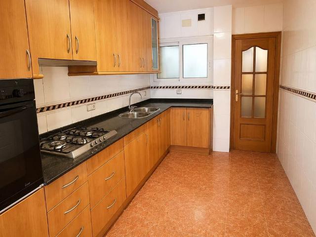 Piso en venta en plaza De Les Beates, Barcelona, de 110 m² 4 habitaciones por 470.000