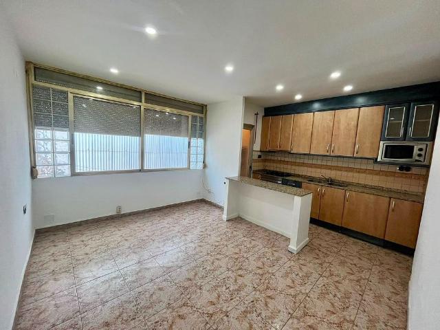 Piso en venta en plaza De Les Filipines, Sabadell, de 43 m² 3 habitaciones por 144.000