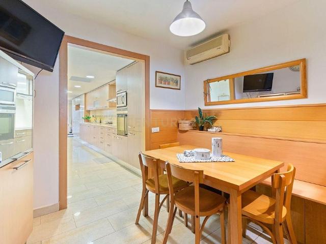 Piso en venta en plaza D'en Baró, Santa Coloma de Gramanet, de 189 m² 4 habitaciones por 539.000