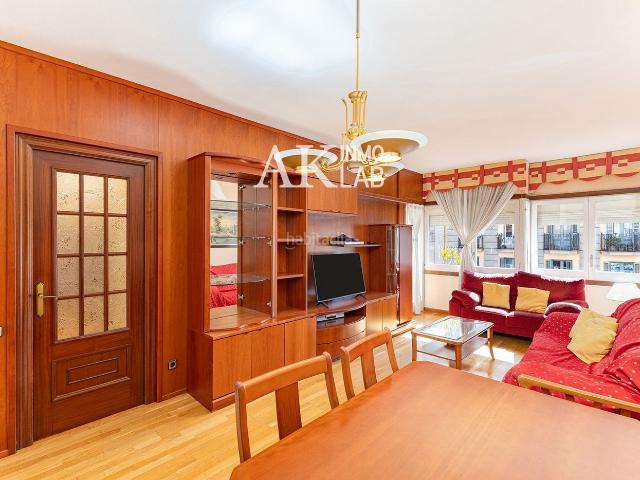 Piso en venta en Población de Arroyo. Piso amplio y luminoso en venta con opción de garaje en Carrer de Tamarit, Barcelona. Pisos Población de.