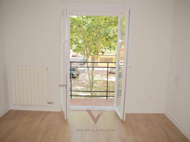 Piso en venta en Población de Arroyo. Piso reformado en venta en Plaza del Mirto con 3 dormitorios Vía de la Plata Inmobiliaria. Pisos Población de.