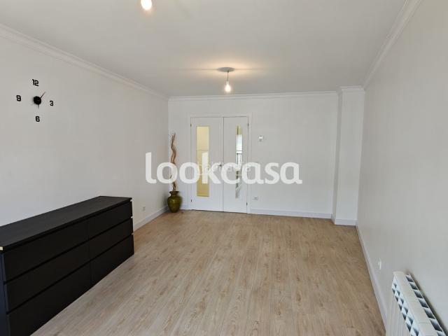 Piso en venta en Poio, Samieira. Poio Covelo. Piso amplio y céntrico, totalmente reformado a un paso de la Playa de Covelo. Pisos.