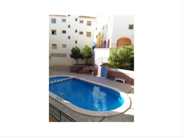 Piso en venta en Polop. Piso exterior con terraza en urbanización con piscina en Polop. Pisos.