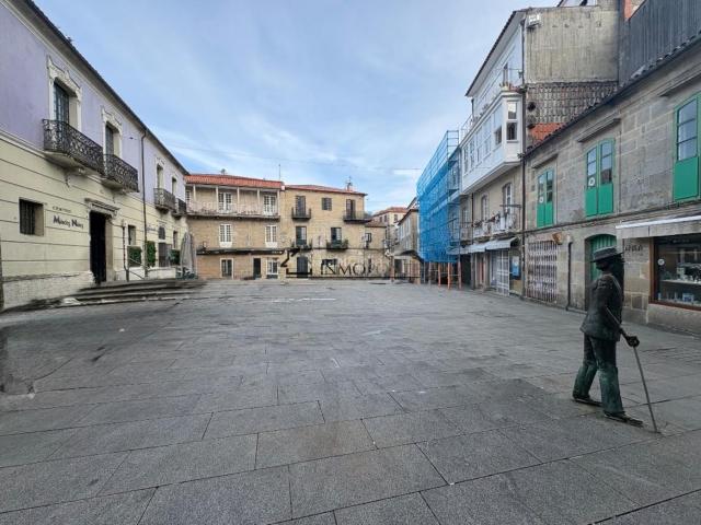 Piso en venta en Pontevedra, Centro Echegaray. Descubre esta propiedad en el corazón de Pontevedra! Amplio piso de 141 m en la zona vieja. Ubicado en una segunda planta sin. Pisos.