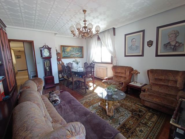 Piso en venta en Pontevedra, Centro Echegaray. En pleno centro de la ciudad, en la Alameda magnífica vivienda para reformar. Pisos.