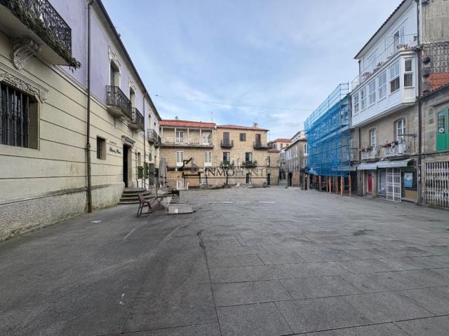 Piso en venta en Pontevedra, Centro Echegaray. Se vende amplio piso de 125 m situado en pleno corazón de la zona vieja de Pontevedra. La vivienda, ubicada en una tercera plant. Pisos.